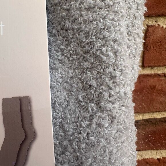 Roaming Essentials Eye Mask Hair Tie & Socks Travel bag Sleep Set Gray OS NEW - Picture 2 of 4